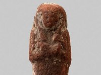 Aeg T 14  Aeg T 14, Dritte Zwischenzeit, Uschebti, Roter Ton, H 6,0 cm, B 2,0 cm, T 1,8 cm : Bestandskatalog Ägypten, Museumsfoto: Claus Cordes